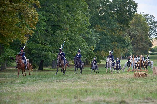 Славков-у-Брна, Чехия - 11 августа 2018 года: историческая реконструкция замка Славков-Аустербах. Процессия всадников в исторической форме периода Наполеона Бонапарта при дворе замка Славков-Аустерлиц
.