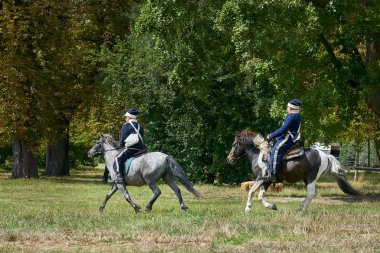 Slavkov u Brna, Çek Cumhuriyeti - 11 Ağustos 2018: atlı Slavkov-Austerlitz tarihsel canlandırma Napolyon'un oyun sırasında Napolyon Bonapart dönem tarihi kostümleri