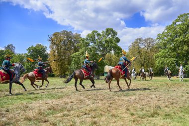 Slavkov u Brna, Çek Cumhuriyeti - 11 Ağustos 2018: tarihsel canlandırma savaş Slavkov-Austerlitz üç İmparator cavalery gider saldırı