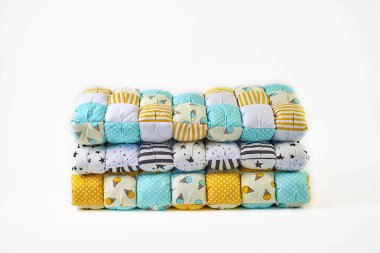 patchwork ve moda kavramı - güzel renkli yorgan, yatak örtüleri Muhafazası, beyaz zemin üzerine dikişli ürünlerin satışı için yükseklik içinde birkaç satır içinde yığılmış yığını