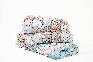 patchwork ve moda kavramı - güzel renkli yorgan, yatak örtüleri Muhafazası, beyaz zemin üzerine dikişli ürünlerin satışı için yükseklik içinde birkaç satır içinde yığılmış yığını