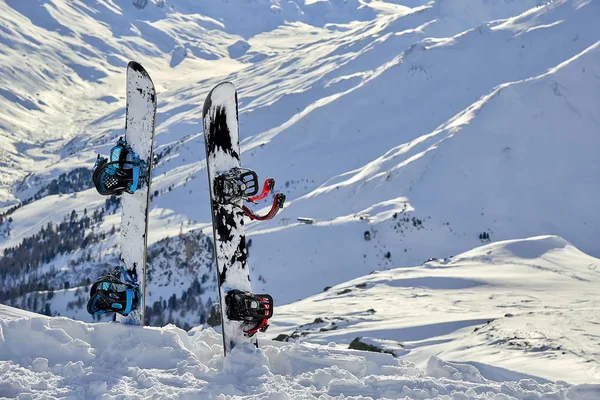 Twee Snowboard Staan Rechtop Sneeuw Tussen Bergen Achtergrond — Stockfoto