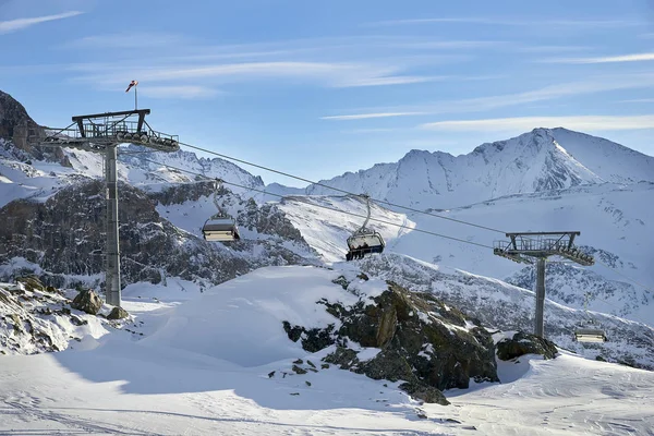 Vinter Resort Och Skidbackar Mellan Bergen Bakgrunden — Stockfoto