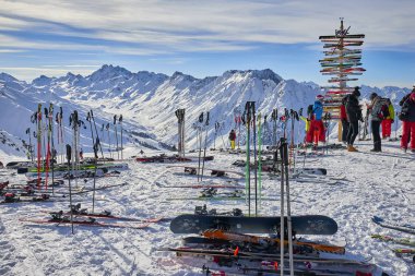 Ischgl, Avusturya - 31 Aralık 2017: Yön işareti Ischgl Avusturya Alpleri'nde Kayak Merkezi