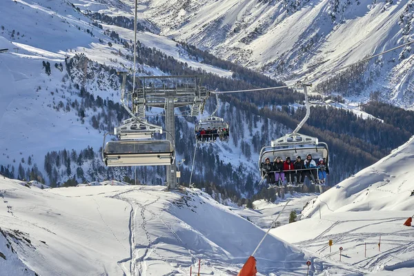 Ischgl Oostenrijk December 2017 Winter Resort Ski Pistes Tussen Bergen — Stockfoto