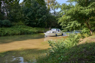 Straznice, Çek Cumhuriyeti - Eylül 02, 2018:Baa Kanal Çek Cumhuriyeti'nde Morava Nehri üzerinde gezilebilir bir kanal olduğunu. Baa kanal üzerinde beyaz Motorbot güneşli yaz gün.