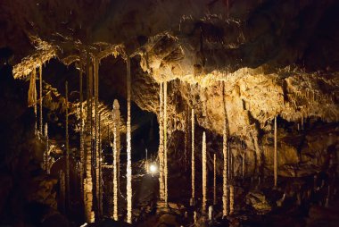 Moravyalı Karst, Çek Cumhuriyeti - 05 Mayıs 2013: Çek Republiccave çok sayıda sarkıt ve dikitler ile Doğu kısmında bir karst peyzaj ve korumalı doğa rezerv