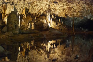 Moravyalı Karst, Çek Cumhuriyeti - 05 Mayıs 2013: Çek Republiccave çok sayıda sarkıt ve dikitler ile Doğu kısmında bir karst peyzaj ve korumalı doğa rezerv