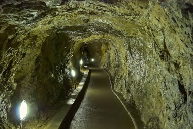 Moravyalı Karst, Çek Cumhuriyeti - 05 Mayıs 2013: Çek Republiccave çok sayıda sarkıt ve dikitler ile Doğu kısmında bir karst peyzaj ve korumalı doğa rezerv