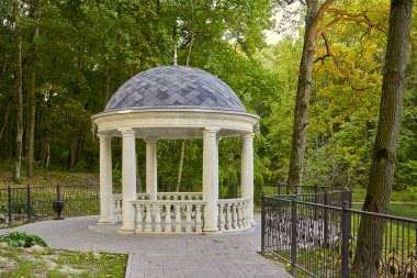 Beyaz Köşk Sonbahar Park sütunlarla