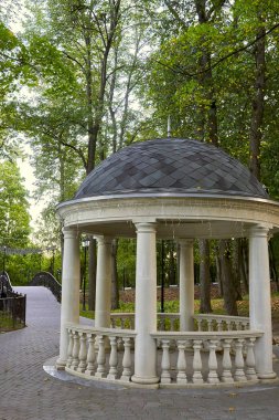 Beyaz Köşk Sonbahar Park sütunlarla