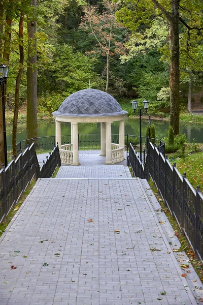 Weißer Pavillon Mit Säulen Herbstpark — Stockfoto