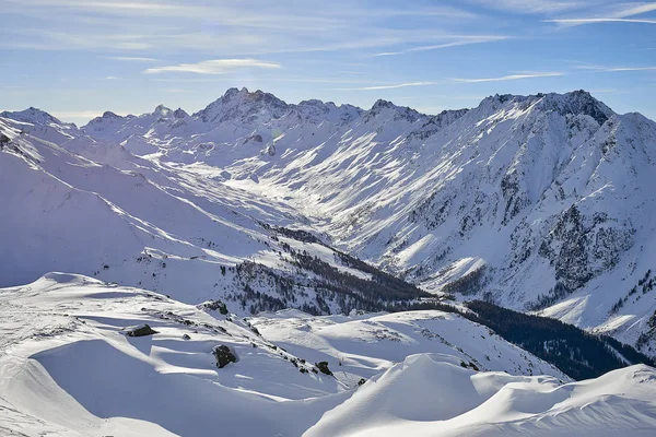 Silvretta アルプス 月晴れた山の斜面と青空 オーストリア 雪の冬景色に覆われています — ストック写真