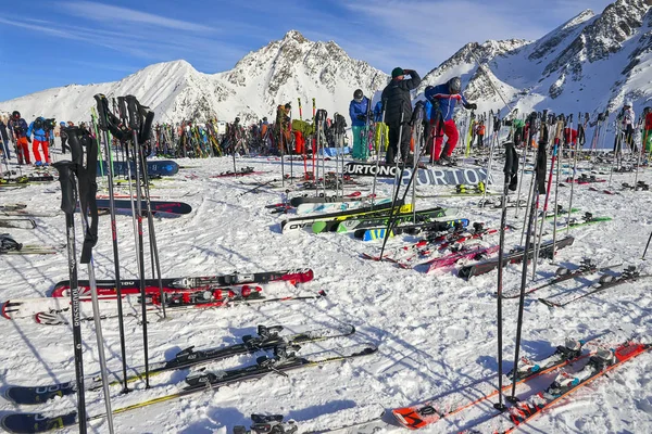 Ischgl, Avusturya - 31 Aralık 2017: Yön işareti Ischgl Avusturya Alpleri'nde Kayak Merkezi