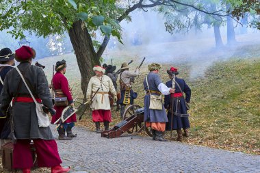 Brno, Çek Cumhuriyeti - 18 Ağustos 2018: tarihsel canlandırma Brno gün. Aktörler tarihsel piyade kostümleri Spielberg kale saldırı
