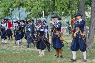 Brno, Çek Cumhuriyeti - 18 Ağustos 2018: tarihsel canlandırma Brno gün. Daha önce yeni saldırı tüfekleri aktörler tarihsel piyade kostümleri şarj.
