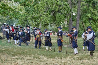 Brno, Çek Cumhuriyeti - 18 Ağustos 2018: tarihsel canlandırma Brno gün. Daha önce yeni saldırı tüfekleri aktörler tarihsel piyade kostümleri şarj.