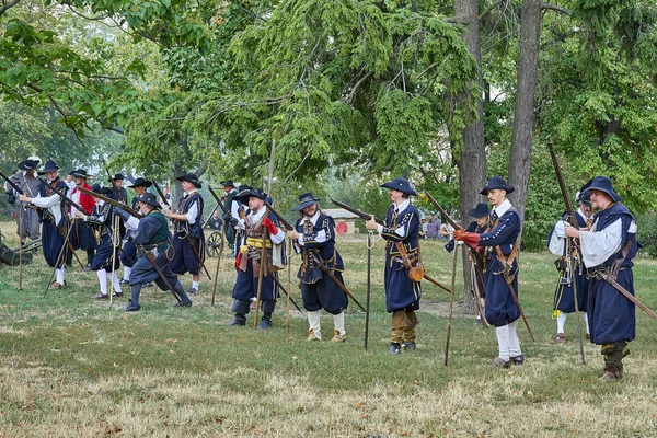 Brno, Çek Cumhuriyeti - 18 Ağustos 2018: tarihsel canlandırma Brno gün. Daha önce yeni saldırı tüfekleri aktörler tarihsel piyade kostümleri şarj.