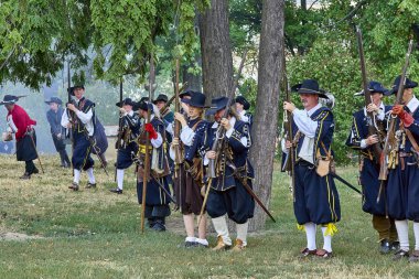 Brno, Çek Cumhuriyeti - 18 Ağustos 2018: tarihsel canlandırma Brno gün. Daha önce yeni saldırı tüfekleri aktörler tarihsel piyade kostümleri şarj.