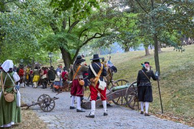 Brno, Çek Cumhuriyeti - 18 Ağustos 2018: tarihsel canlandırma Brno gün. Aktörler tarihsel piyade kostümleri top Spielberg kale kapısı saldırmaya hazırlanın