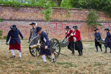Brno, Çek Cumhuriyeti - 18 Ağustos 2018: tarihsel canlandırma Brno gün. Aktörler tarihsel piyade kostümleri top Spielberg kale kapısı saldırmaya hazırlanın
