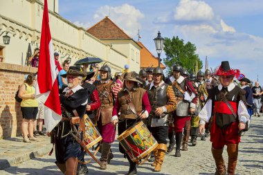 Brno, Çek Cumhuriyeti - 18 Ağustos 2018: tarihsel canlandırma Brno gün. Piyade tarihi kostümleri şehir etrafında Mart