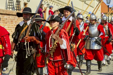 Brno, Çek Cumhuriyeti - 18 Ağustos 2018: tarihsel canlandırma Brno gün. Piyade tarihi kostümleri Spielberg kale duvarı boyunca gitmek