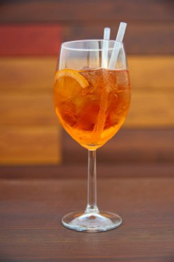 Kokteyl aperol spritz çok renkli arka plan üzerinde