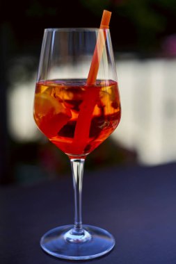 Kokteyl aperol spritz çok renkli arka plan üzerinde