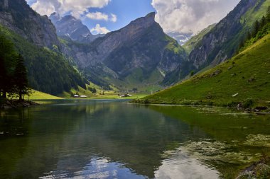 Seealpsee (göl) görünümünü ve Alpstein Masifi muhteşem