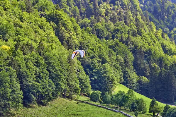Параплан Пролетает Над Зелеными Склонами Альпы Швейцарии — стоковое фото