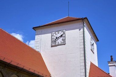 Buovice, Çek Cumhuriyeti - 10 Haziran 2018: Buovice inşa edilmiş Rönesans chateau 15751585. Benzersiz Merkez avluya zengin dekorasyonu ile 96 sütunu vardır. Avlu üzerinde güzel Mannerist Çeşme 163537 inşa edilmiş.