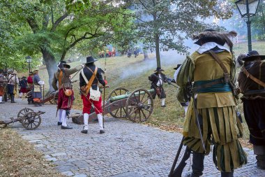 Brno, Çek Cumhuriyeti - 18 Ağustos 2018: tarihsel canlandırma Brno gün. Aktörler tarihsel piyade kostümleri top Spielberg kale kapısı saldırmaya hazırlanın