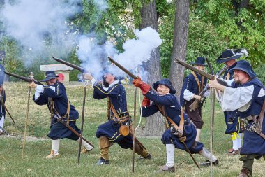 Brno, Çek Cumhuriyeti - 18 Ağustos 2018: tarihsel canlandırma Brno gün. Aktörler tarihsel piyade kostümleri bir tüfek ateş, etraflarında barut duman