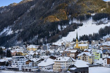 Ischgl, Avusturya - 29 Aralık 2017: Gece, Ischgl hill üstten görüntüleyin. Akşam Tyrol Alpleri'nde küçük kasabada. Karla kaplı delik yeridir. Parlak spot beyaz tepenin yamacında şehir merkezinde sarı kilisesidir