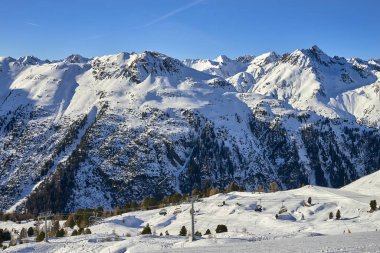 Ischgl, Avusturya - 25 Aralık 2017: Kış resort ve kayak pistlerine arka planda dağlar arasında