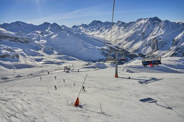 Ischgl, Avusturya - 25 Aralık 2017: Kış resort ve kayak pistlerine arka planda dağlar arasında