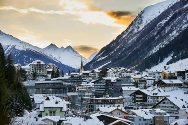 Ischgl, Avusturya - 29 Aralık 2017: Gece, Ischgl hill üstten görüntüleyin. Akşam Tyrol Alpleri'nde küçük kasabada. Karla kaplı delik yeridir. Parlak spot beyaz tepenin yamacında şehir merkezinde sarı kilisesidir