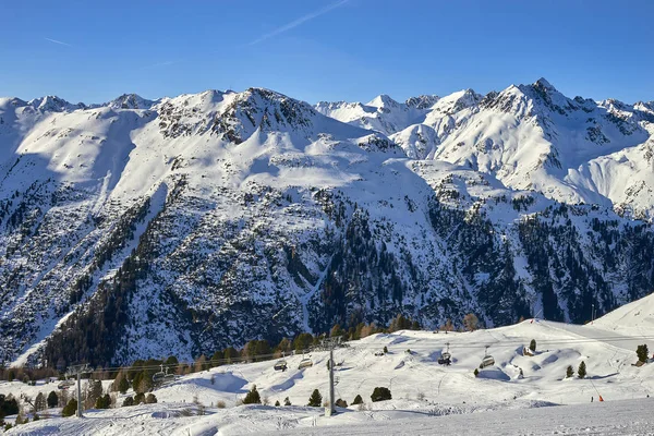 背景に山の間イシュグル オーストリア 2017 冬のリゾートとスキー場 — ストック写真