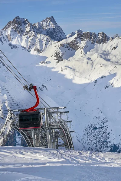 オーストリア アルプスのスキー リゾート モダンなロープウェイ — ストック写真
