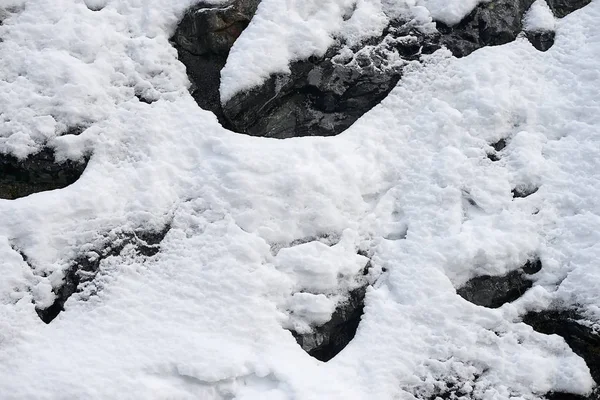 Vertikální Horském Svahu Kameny Čerstvým Sněhem Textura Pozadí — Stock fotografie