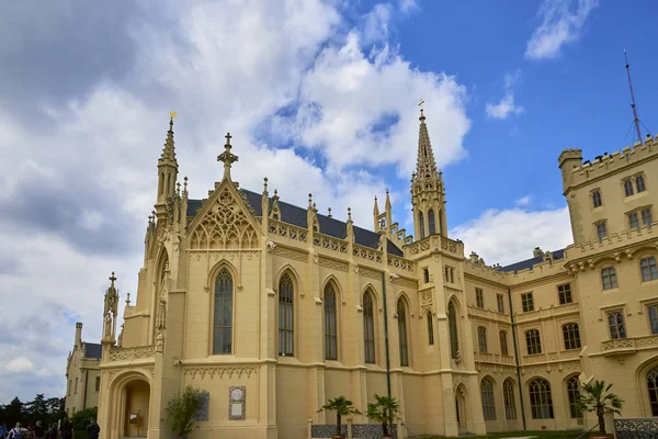 Lednice, Çek Republi - 16 Mayıs 2018: Lednice - Unesco - bir masal romantik Kalesi İngiliz Tudor Gotik tarzı benzersiz bir dönüm noktası kalede