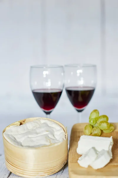 两杯红酒和奶酪板上木托盘 — 图库照片