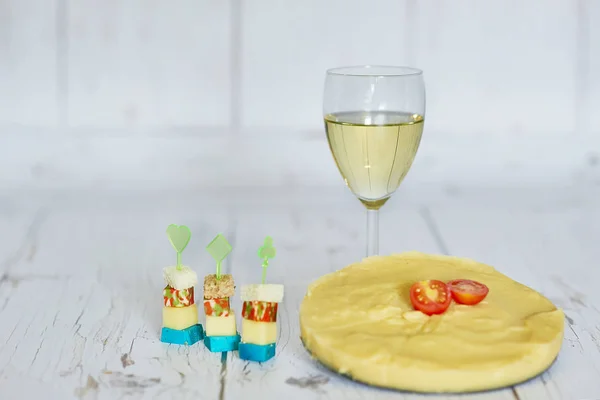 Copa Vino Blanco Polenta Con Tomate Cherry Canapés Chese Sobre — Foto de Stock