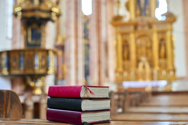 İncil'de bir bankta ahşap kilise, seçici odak