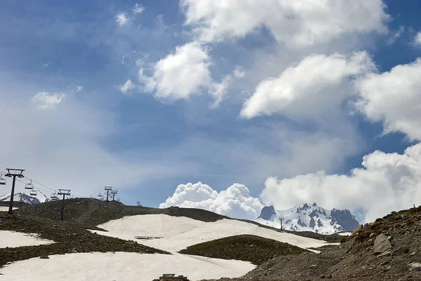 春のスキー リゾートのパノラマの景色 エルジェス山 カッパドキア トルコ — ストック写真