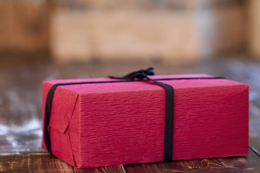 Siyah Şerit ve ahşap masa pruvada kırmızı Noel hediyesi süslenmiş