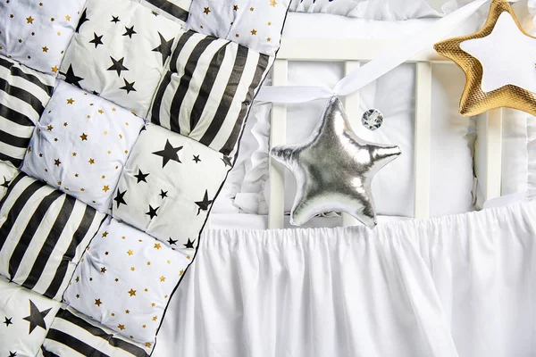 Almohadas Forma Estrella Plata Oro Edredón Patchwork Una Cuna Blanca —  Fotos de Stock