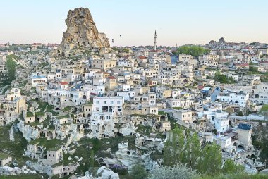 Kapadokya - 29 Nisan 2013: Ortahisar mağara şehirde Kapadokya günbatımı üzerinde
