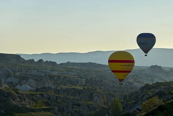 Capadocia Turquía Abril 2013Globos Aire Caliente Volando Sobre Valle Capadocia —  Fotos de Stock